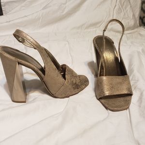 Donna Karan size 7 Gold heel